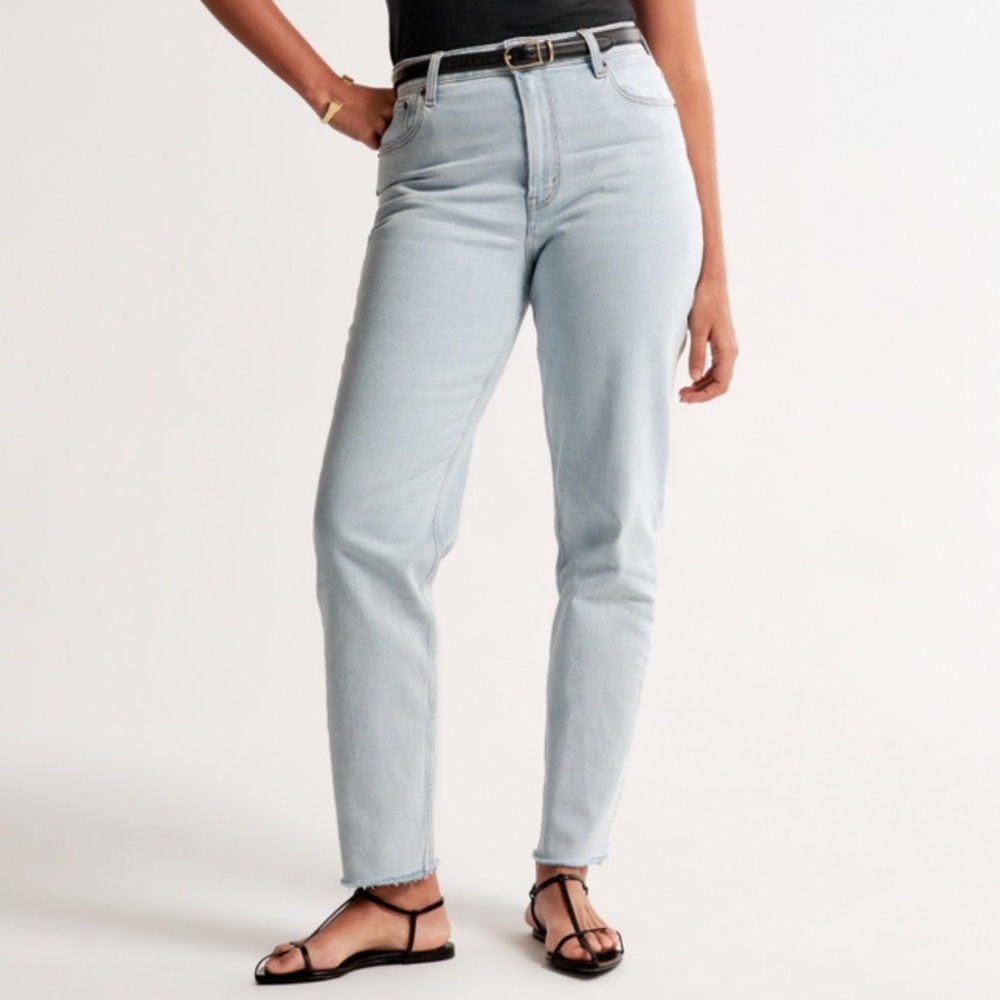 Abercrombie & Fitch Curve Love The Mom High Rise Jeans in Light Blue Size 28/6R‎